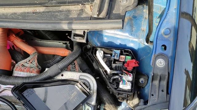 How to jump start a Toyota Yaris Hybrid with flat auxiliary battery смотреть онлайн