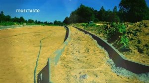 Установка бордюрного камня улиц посёлка. Монтаж бортового бордюрного камня.