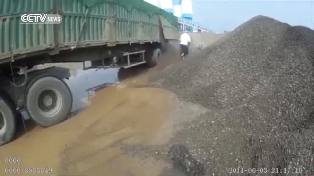 чувака засыпало песком смотреть онлайн