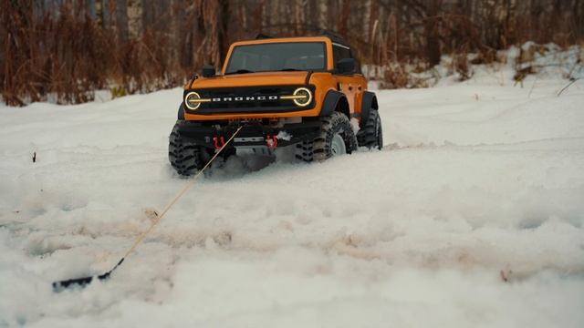 Ford Bronco 2021 Traxxas TRX4 Прогулка по снежному лесу смотреть онлайн