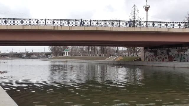 Река протекает под мостом, Александровский мост, город Орёл смотреть онлайн