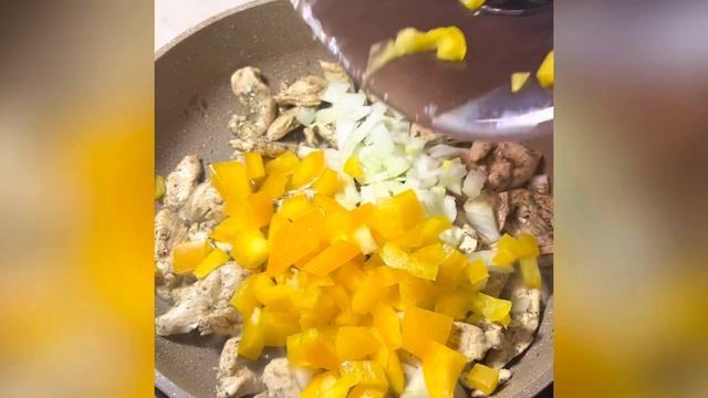 Курица с грибами в сметанном соусе. смотреть онлайн