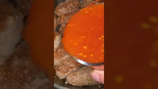 Колбаски из фарша:Фарш, соль, перец, 1стакан томат.сок,зелень, лавровый лист, чеснок.?