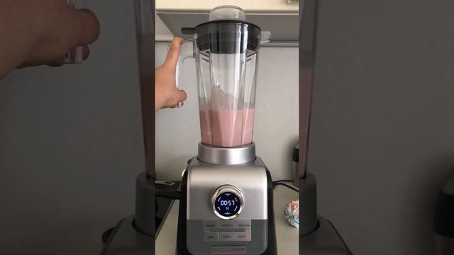 Делаем домашний смузи на блендере Wollmer L360 смотреть онлайн