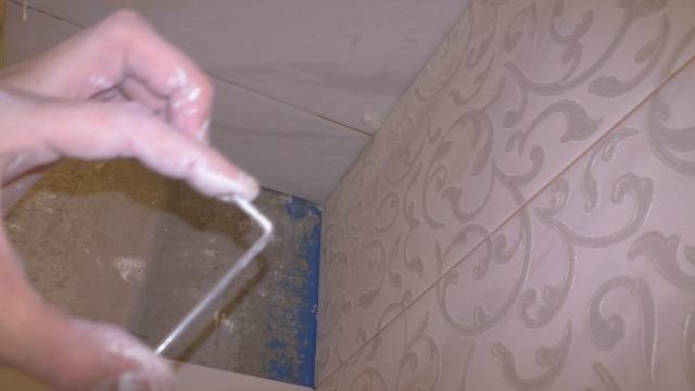 Как оторвать плитку, если не за что её подцепить смотреть онлайн