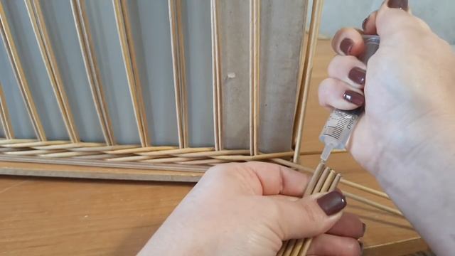 Важные моменты плетения прямоугольного короба с фанерным дном из бумажной лозы. смотреть онлайн