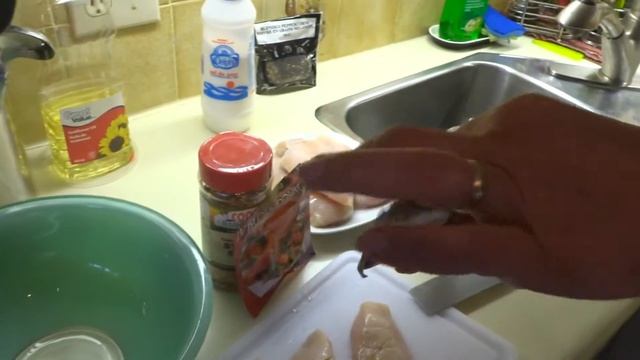 ВКУСНЯТИНА! Приготовление куриного филе для гриля. смотреть онлайн