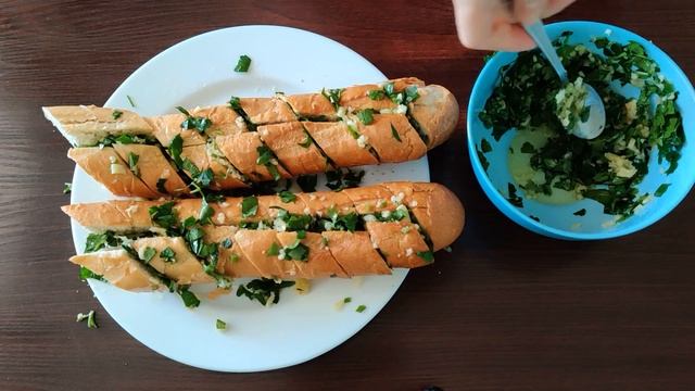 Хрустящий багет с чесноком смотреть онлайн