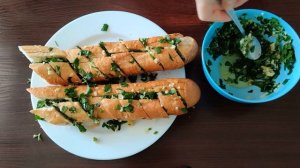 Хрустящий багет с чесноком