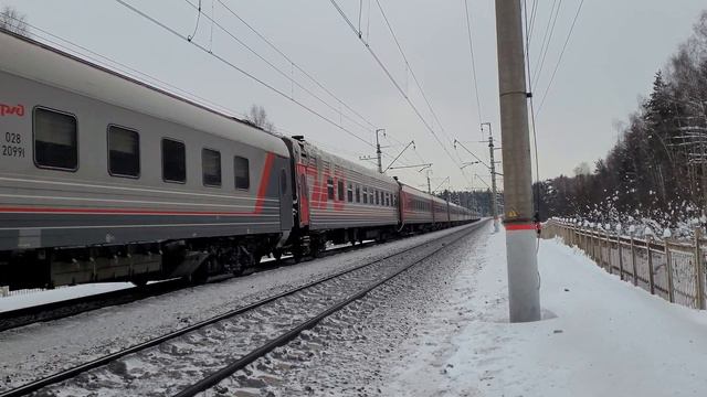 Электровоз ЭП2К-350 с пассажирским поездом и приветливой бригадой на Ярославском направлении! смотреть онлайн
