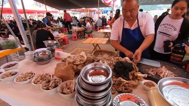 龙头街赶大大集市，花鸟鱼虫，绿植果蔬什么都有 Catch the big market on Longtou Street смотреть онлайн