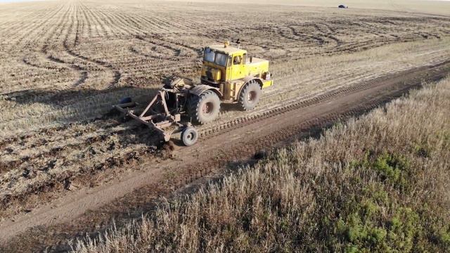 Трактор Кировец. К-700 пашет смотреть онлайн