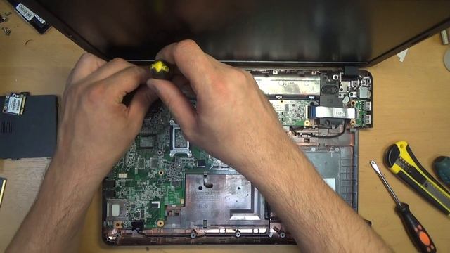 разбор и очистка ноутбука HP 635, часть 1 из 2 смотреть онлайн