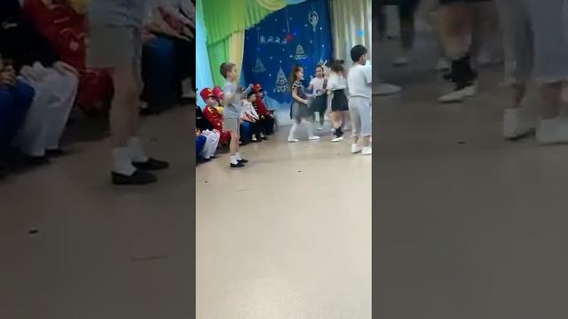 Мой внук Ярослав выступает с ребятами на утреннике в детском саду.Ярослав в 1 ряду в серой футболке смотреть онлайн