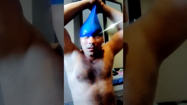 Угарное видео. Детская шапочка для бассейна, папа одел, папа снял. смотреть онлайн