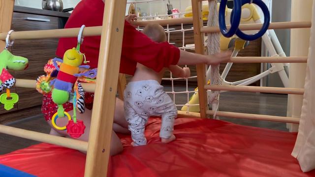 ПОДТЯГИВАЕТСЯ НА КОЛЬЦАХ В 13 МЕСЯЦЕВ. СПОРТИВНЫЕ ДОСТИЖЕНИЯ МАЛЫША С СИНДРОМОМ ДАУНА. смотреть онлайн