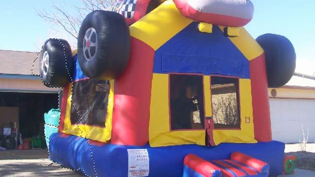 Cutting out backgrounds in PhotoShop CS5 and Elements смотреть онлайн