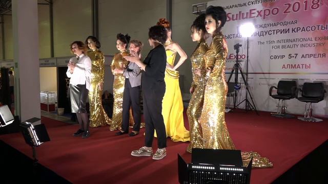 Дефиле моделей Киры Гончарь и Венеры Кошановой на подиуме SuluExpo (Алматы, 2018) смотреть онлайн