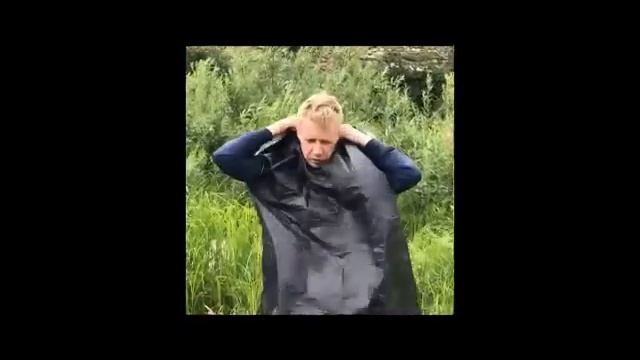 Анатолле учит как легко и просто защититься от дождя