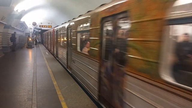 Состав из вагонов 81-717.5П/714.5П "Пришелец" тематический отправляется со станции Невский проспект смотреть онлайн