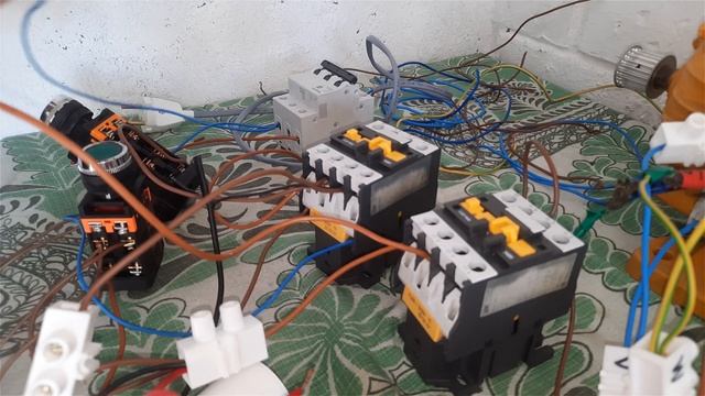 ПОДКЛЮЧЕНИЕ МОЩНОГО ТРЁХФАЗНОГО ДВИГАТЕЛЯ ЧЕРЕЗ ПУСКОВОЙ И РАБОЧИЙ КОНДЕНСАТОРЫ И ПУСКАТЕЛИ 4К 2022