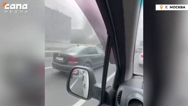 На севере Москвы поливальная машина потушила загоревшееся такси смотреть онлайн