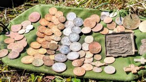 Россыпь серебра полтинников в лесу