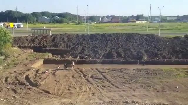 В Ставрополе мальчишки открыли купальный сезон в котловане с водой