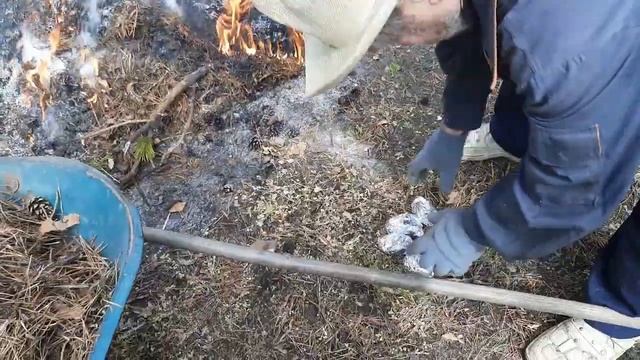 Уборка во дворе продолжается.Печем картошку в костре.Вчерашняя банька. смотреть онлайн