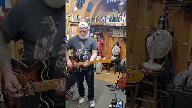 messing around with my new Squier Starcaster смотреть онлайн