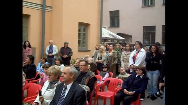 Выходной день в европейской столице. Минский дворик смотреть онлайн