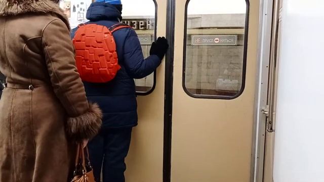 Поездка на Номерном 81 717 от станции "Пушкинская" до станции "Купаловская". смотреть онлайн