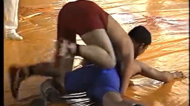 Спорт. Борьба. Азат Эркинбаев-Женишбек Дооталиев. Чемпионат Бишкека 2002 г. смотреть онлайн