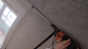 бурение стены от первого лица / как сделать отверстие в стене / монтаж кондиционера своими руками