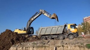 Механизированная погрузка грунта экскаватором в самосвал компания Техоптимум