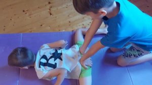 Как быстро ребенку сесть на шпагат? Лучшая растяжка от Санчеса!