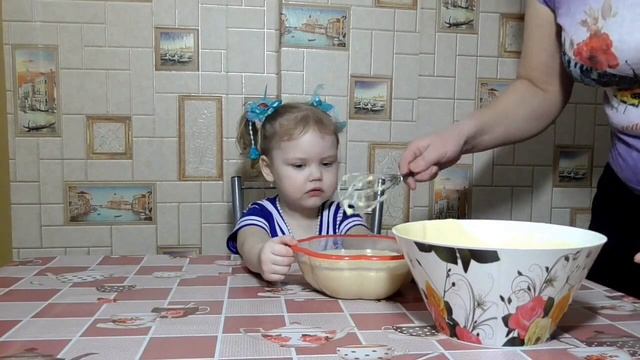 Катюша украшает узорами Пирог манник. Рецепт. Быстро. Вкусно. смотреть онлайн