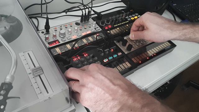 Adam Vox making retro Goa/Psy-Trance using Korg Volca смотреть онлайн