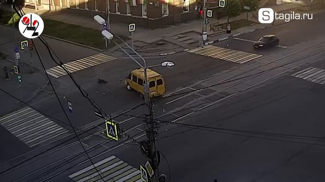 Автобус с мотоциклом зелёный мигающий не поделили смотреть онлайн