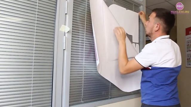 Монтаж наклейки на мыльном растворе кампанией Pro Nakleiki