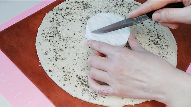 Сыр Камамбер в духовке! Рецепт закуски из слоеного теста. смотреть онлайн