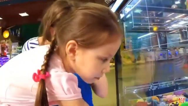 АВТОМАТ С ИГРУШКАМИ ЧЕЛЛЕНДЖ Как Достать Мягкую Игрушку из Игрового Автомата /// Вики Шоу смотреть онлайн