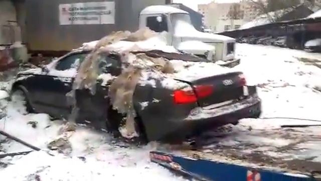 Погрузка автомобиля Ауди А6 без задних колёс на эвакуатор. Подкатные тележки для эвакуатора. смотреть онлайн