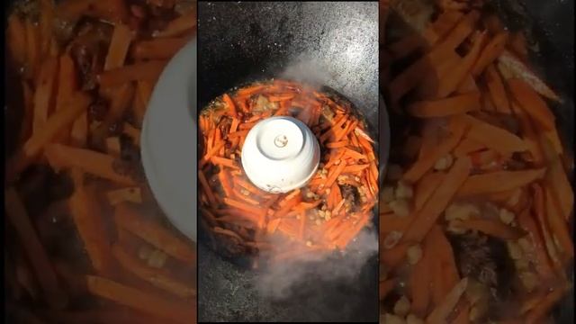 Вкусный Плов в казане на очаге Delicious uzbek Pilaf смотреть онлайн