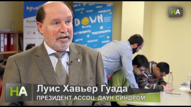 НА Модная фирма показывает коллекцию мужской одежды с участием модели с синдромом Дауна смотреть онлайн