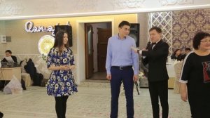 Фигуристая девушка классно танцует. Би жарыс на свадьбе тамада Аскар Дюсенов 87785566577