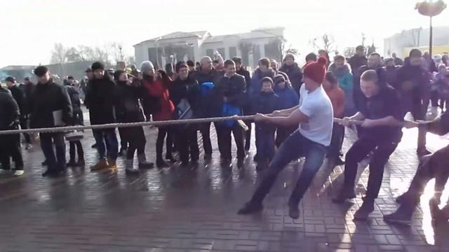 21 02 2015 Масленница Орша - Перетягивание каната смотреть онлайн