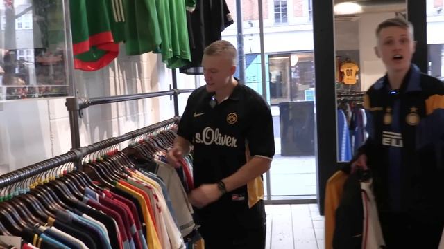 REEV Shops For INSANE £500 Retro Football Shirts! - Shirt Shopping смотреть онлайн