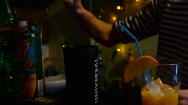 Сергей Семенов готовит коктейль "Радуга" смотреть онлайн