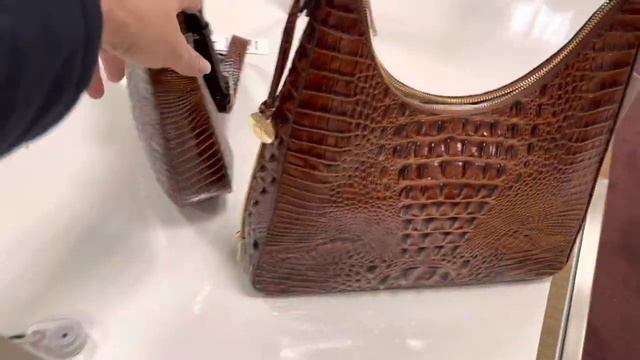 Y1009 Сравниваю две сумочки BRAHMIN. Small Johanna и Tabitha. смотреть онлайн